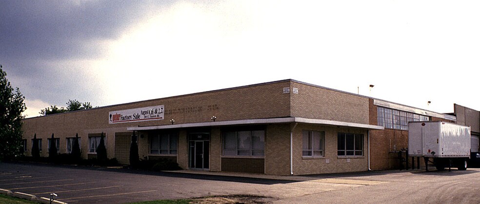 More Photos Of 560 S Hicks Rd, Palatine Manufacturing For Lease