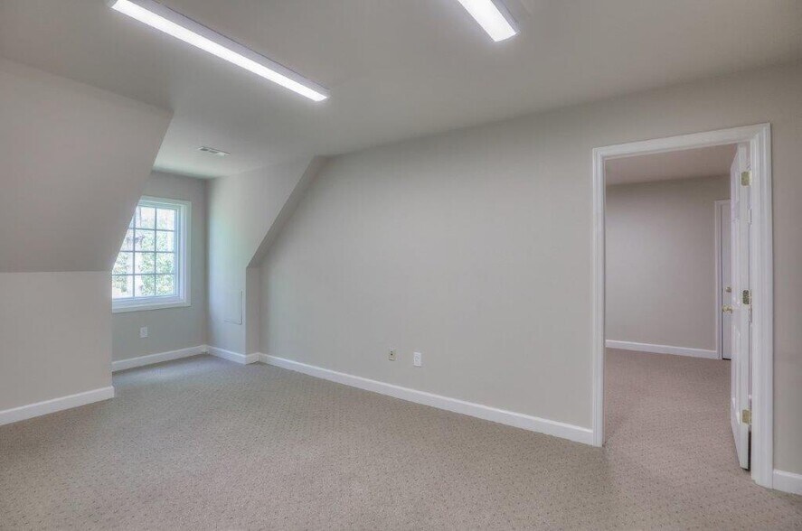 More Photos Of 1404 N Main St, Shelbyville Office Residential For Lease