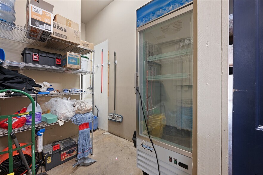 More Photos Of 629 W Main St, Yukon General Retail For Lease