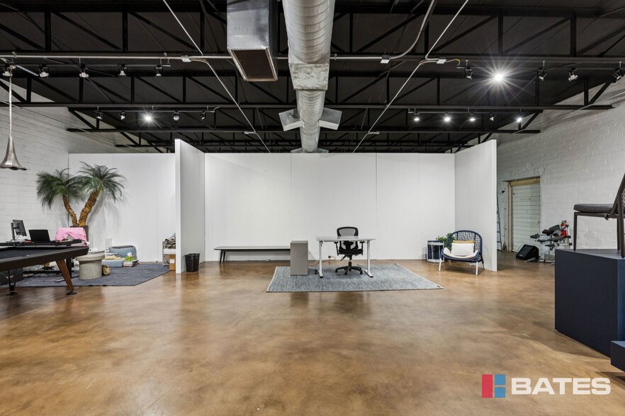 More Photos Of 1835 E Levee St, Dallas Showroom For Sale