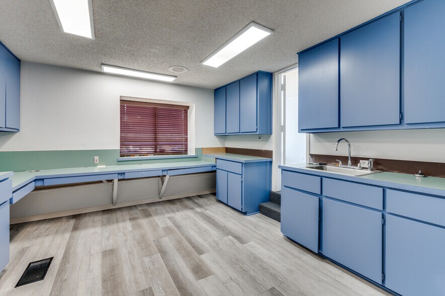 More Photos Of 1725 Cimarron Trl, Hurst Medical For Lease