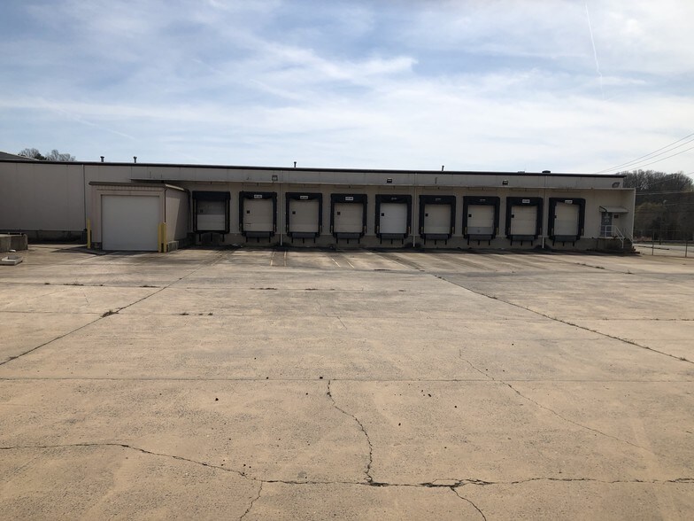 More Photos Of 315 Cassell St, Winston-Salem Distribution For Lease