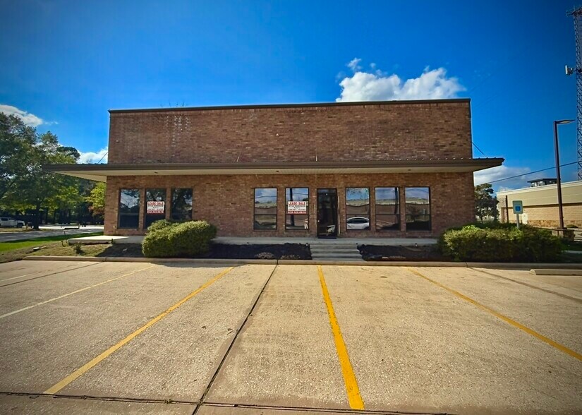 More Photos Of 21755 N I-45, Spring Showroom For Sale