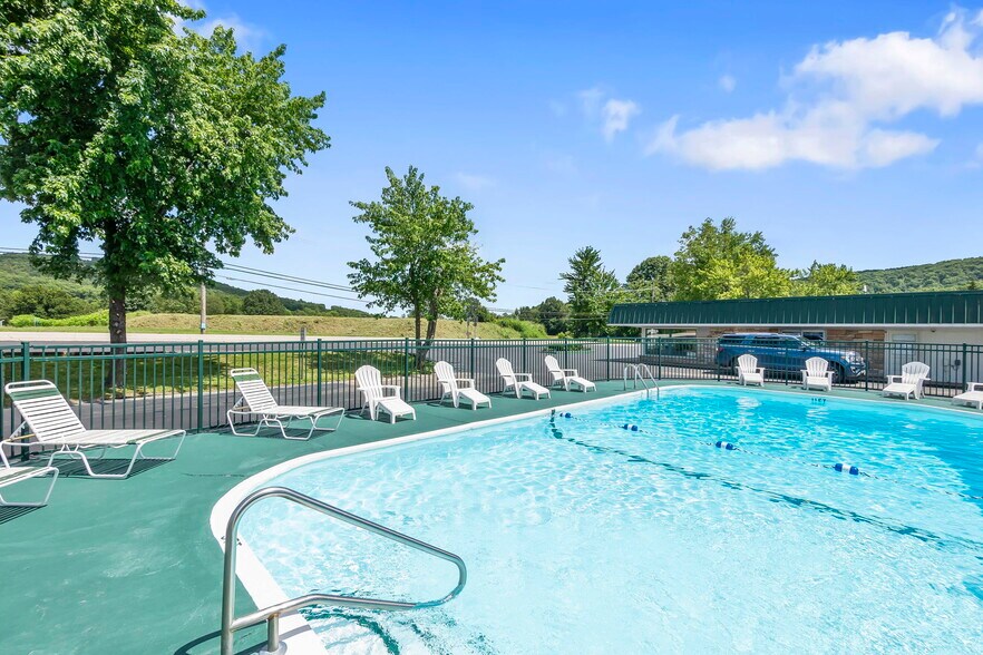 More Photos Of 310 S McCune St, Pilot Knob Hotel For Sale