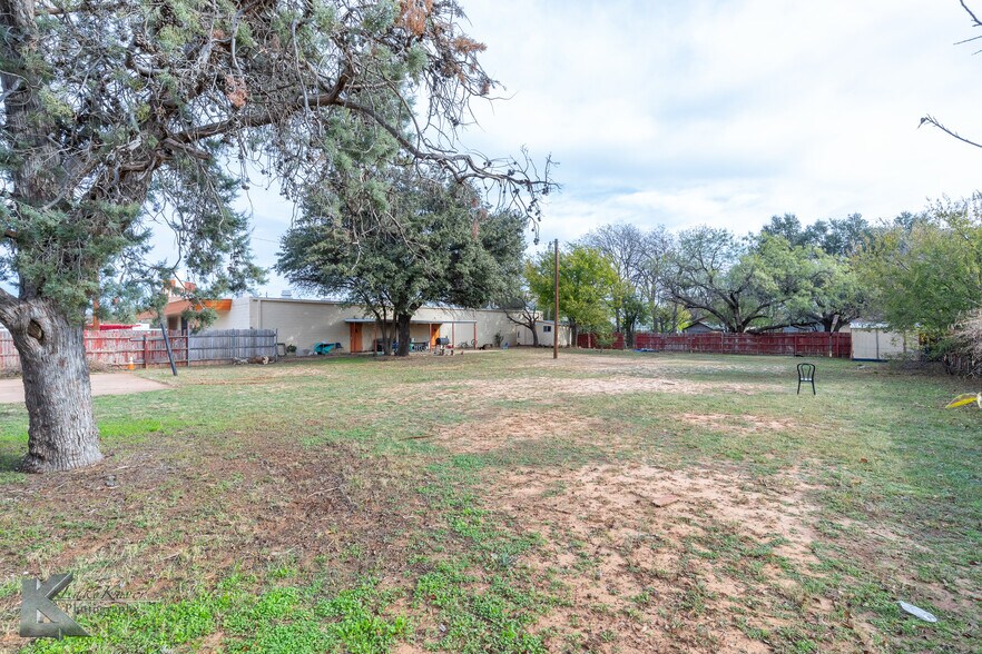 More Photos Of 1109 Oak St, Abilene Shelter For Sale