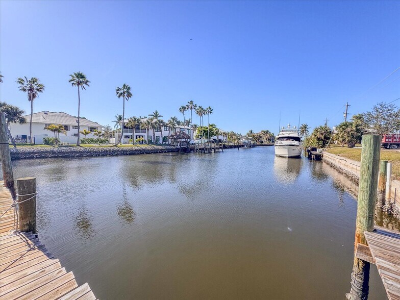 More Photos Of 17671-17681 San Carlos Blvd, Fort Myers Marina For Sale