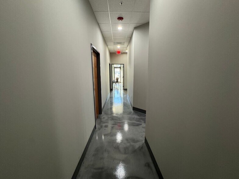 More Photos Of 912-922 E Warren St, Gardner Industrial For Lease