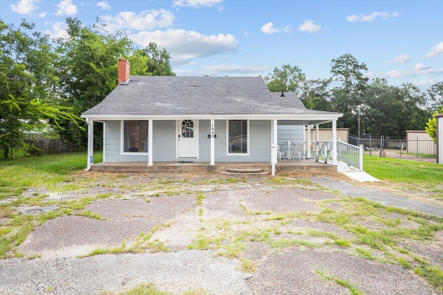 Primary Photo Of 1009 E Denman Ave, Lufkin General Retail For Sale