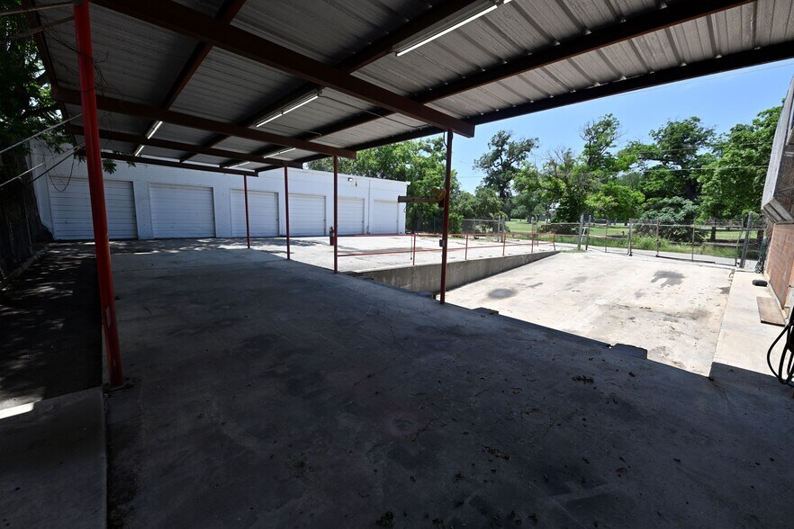 More Photos Of 2625 Broadway St, San Antonio Light Distribution For Lease