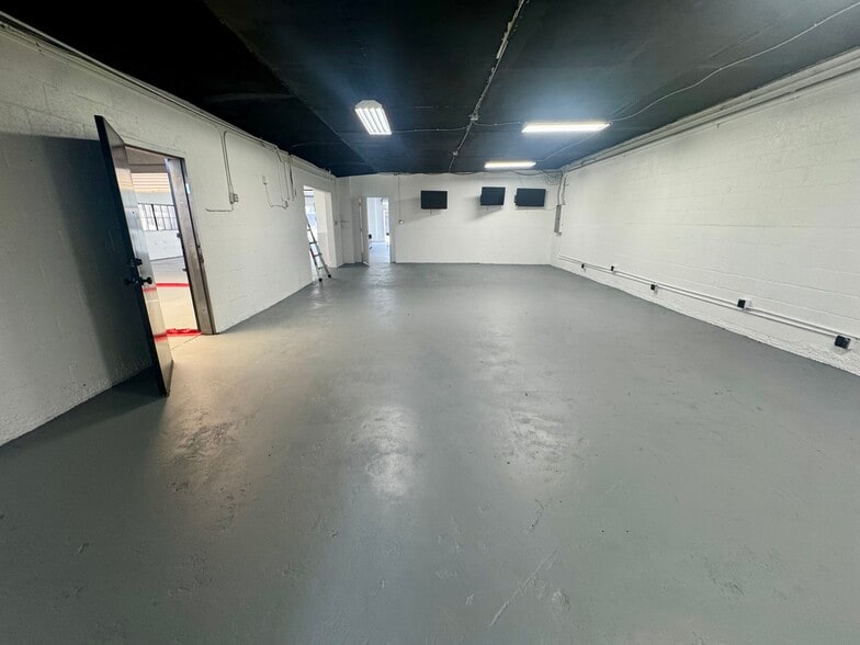 More Photos Of 3121 W Jefferson Blvd, Los Angeles Storefront Retail Office For Lease