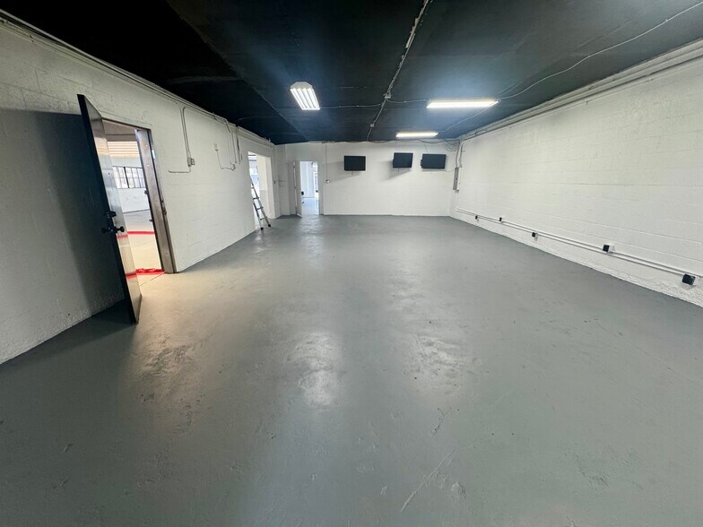 More Photos Of 3121 W Jefferson Blvd, Los Angeles Storefront Retail Office For Lease