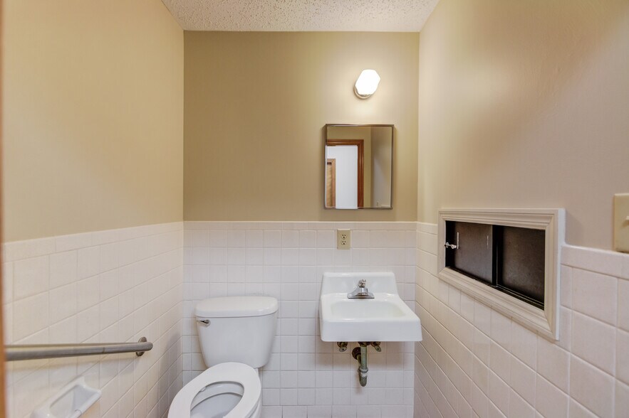 More Photos Of 63 W Candler St, Winder Medical For Lease