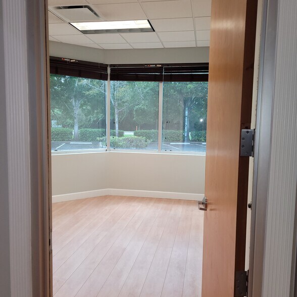 More Photos Of 7751 Kingspointe Pky, Orlando Light Distribution For Lease