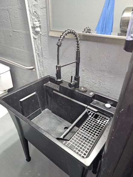 More Photos Of 2212-2216 N Dixie Hwy, Wilton Manors Storefront Retail Office For Lease