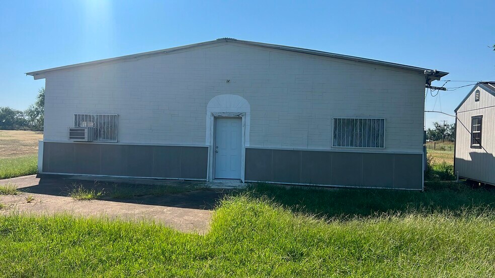 More Photos Of 16170 Somerset Rd, Von Ormy Flex For Sale