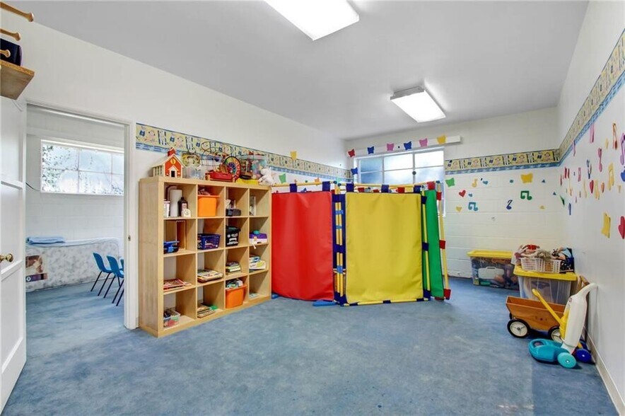 More Photos Of 724 S Glenoaks Blvd, Burbank Specialty For Sale