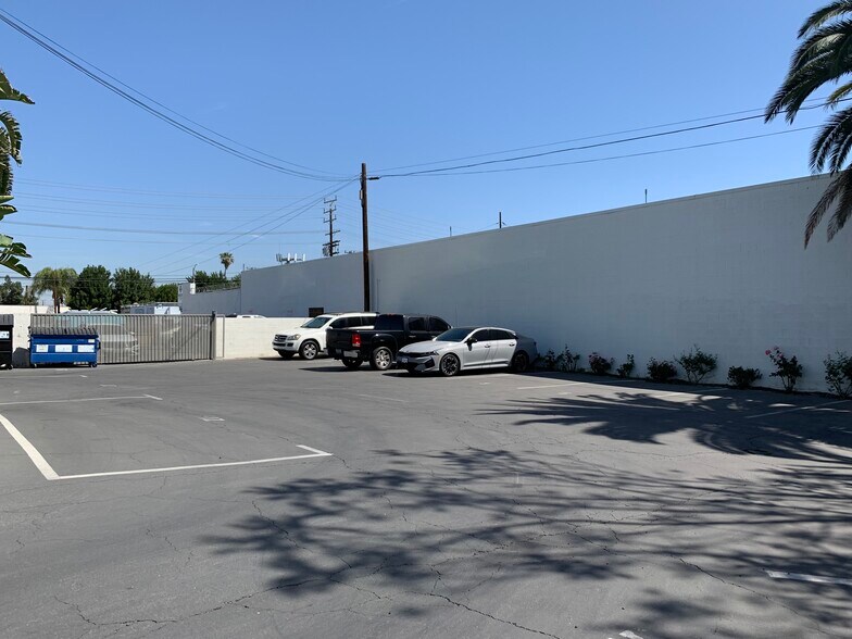 More Photos Of 6944 Reseda Blvd, Reseda Freestanding For Lease
