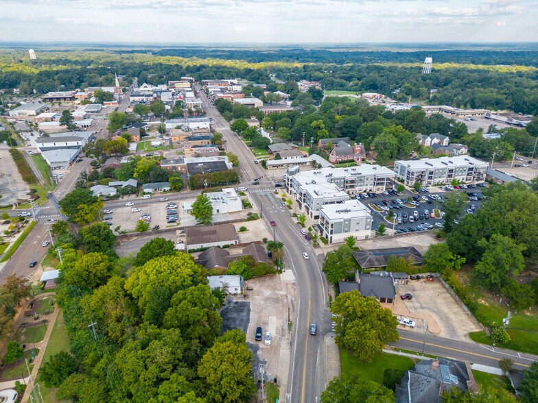 More Photos Of 408 University Dr, Starkville Restaurant For Sale