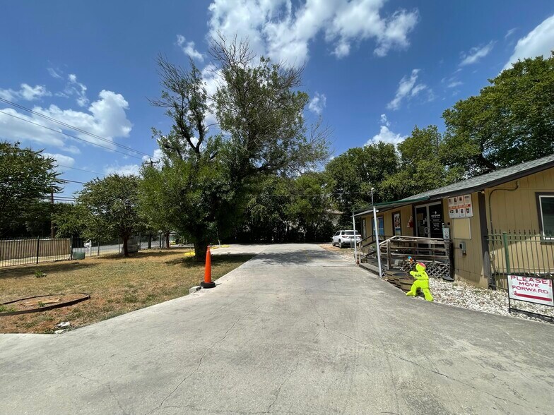 More Photos Of 4168 Stahl Rd, San Antonio General Retail For Sale