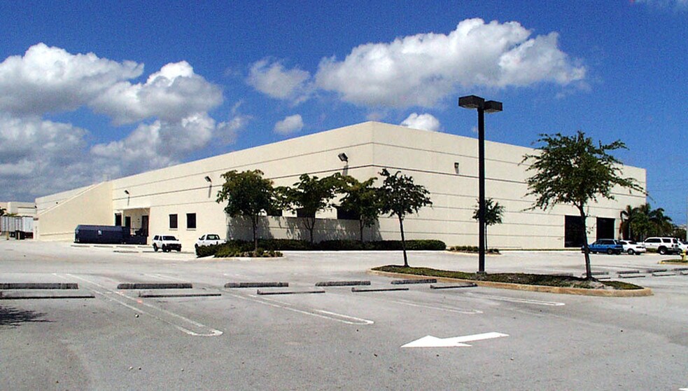 More Photos Of 2805-2889 N Commerce Pky, Miramar Distribution For Lease