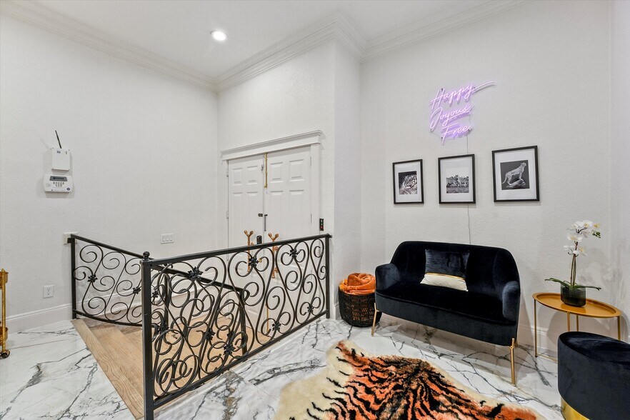 More Photos Of 235 Westheimer Rd, Houston Apartments For Sale