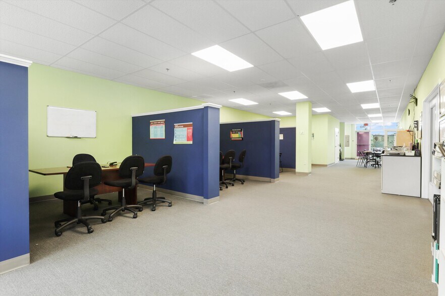 More Photos Of 43053 Pemberton Sq, Chantilly Unknown For Lease