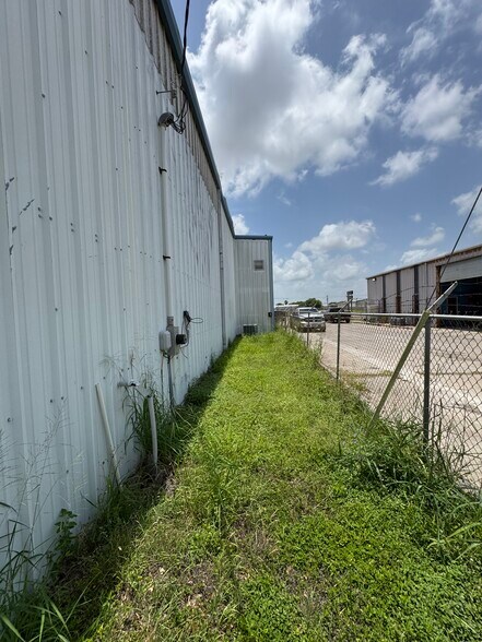 More Photos Of 2038 Saratoga Blvd, Corpus Christi Warehouse For Lease