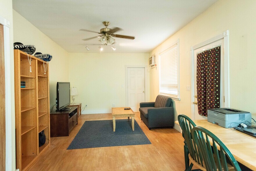 More Photos Of 206 Elrod Ave, Maupin Storefront Retail Residential For Lease