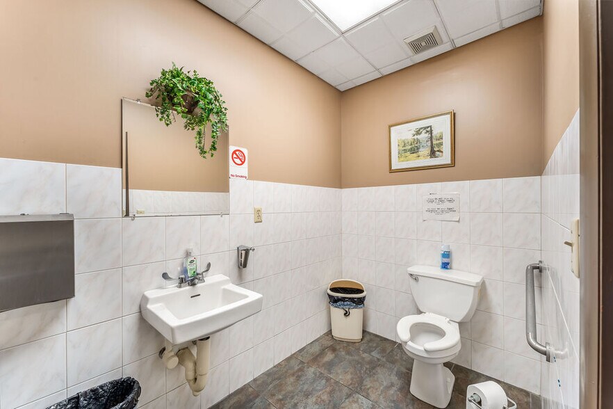 More Photos Of 867-869 Bergen Ave, Jersey City Storefront Retail Residential For Lease