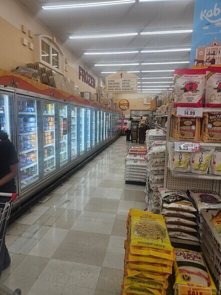 More Photos Of 112-198 S Vermont Ave, Los Angeles Unknown For Lease
