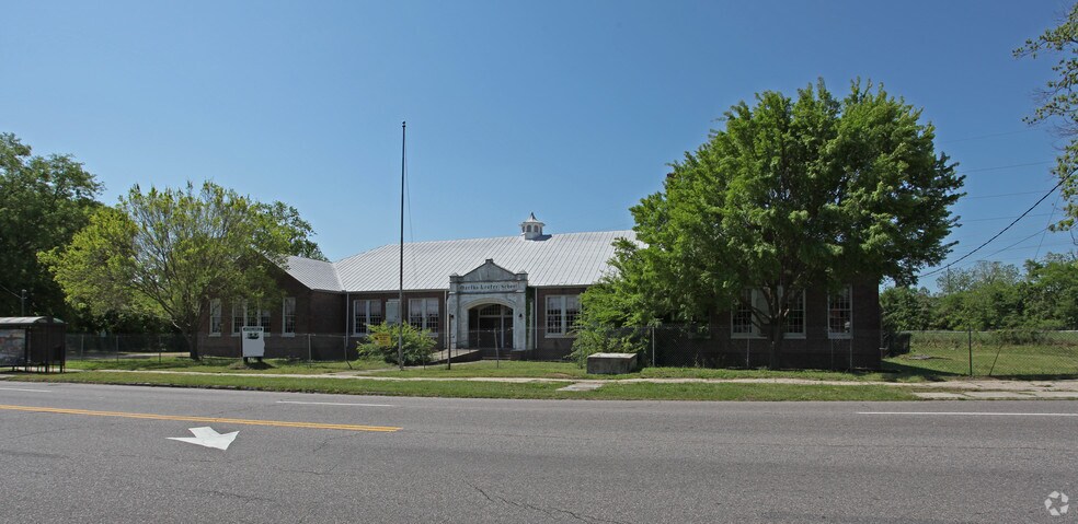 Primary Photo Of 1688 Broad St, Augusta Schools For Sale