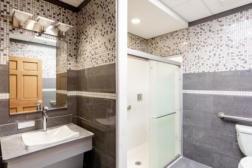 More Photos Of 1446 Merchant Dr, Algonquin Medical For Sale