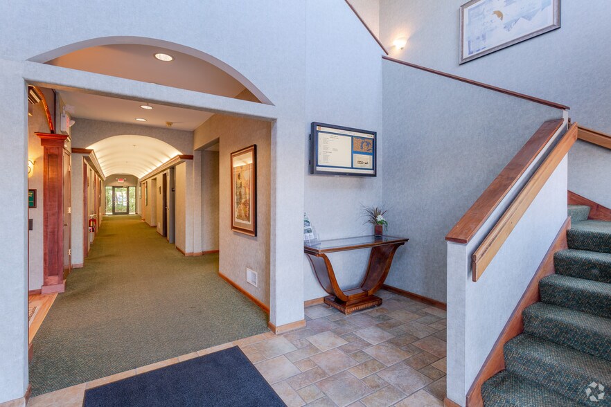 More Photos Of 1035 W Glen Oaks Ln, Mequon Medical For Lease