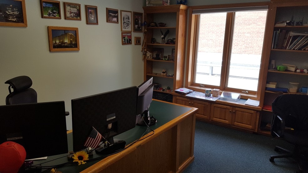 More Photos Of 104 Gateway Rd, Bensenville Flex For Sale