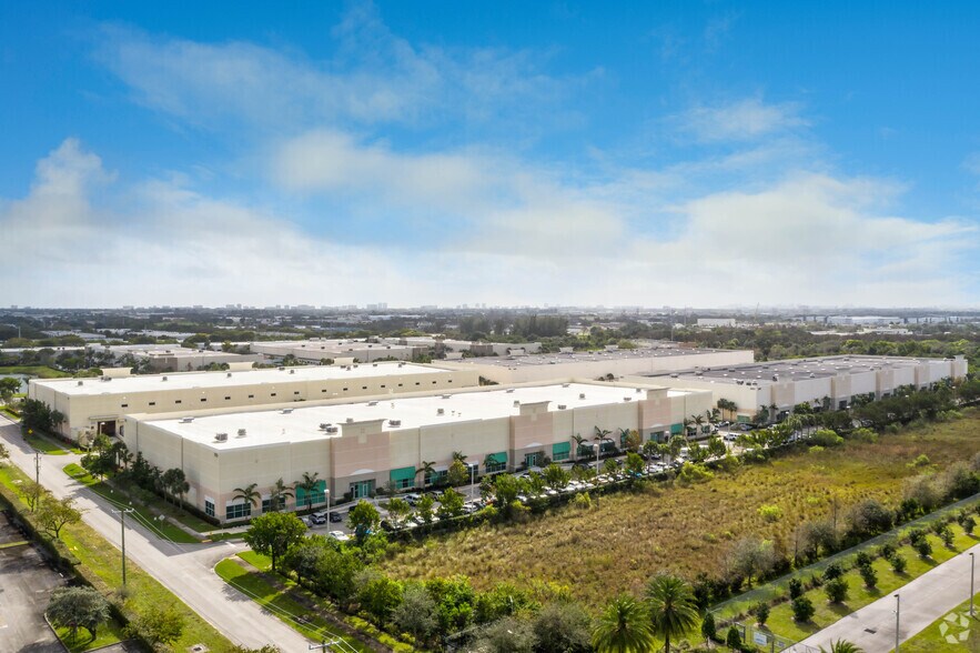 More Photos Of 3151 NW 27th Ave, Pompano Beach Distribution For Lease