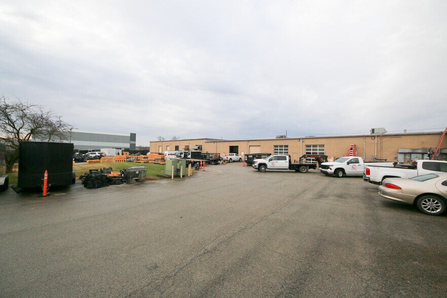 More Photos Of 7707 National Tpke, Louisville Light Distribution For Lease