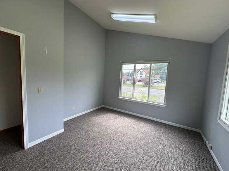 More Photos Of 6523 Stadium Dr, Kalamazoo Medical For Lease