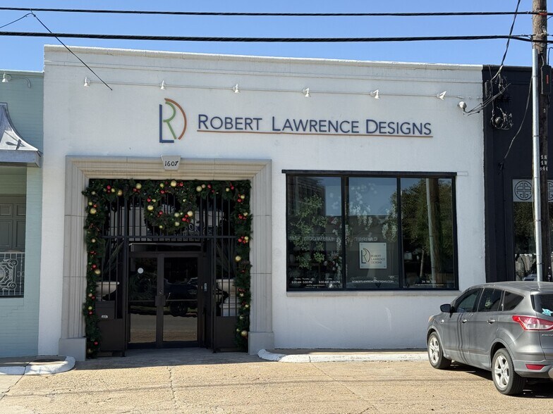 Primary Photo Of 1607 Dragon St, Dallas Showroom For Lease