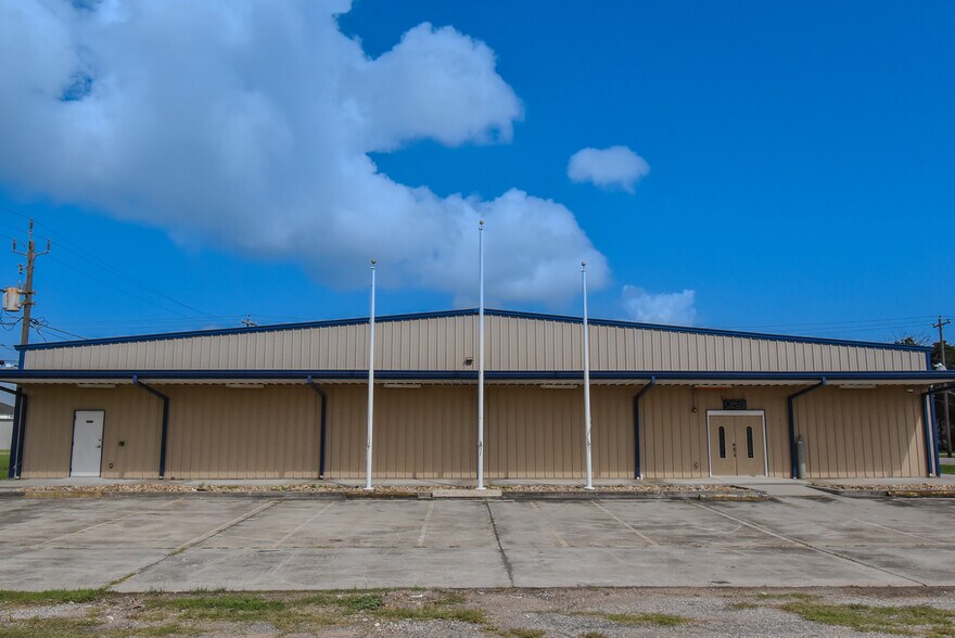 More Photos Of 116 S Avenue D, Freeport Service For Lease