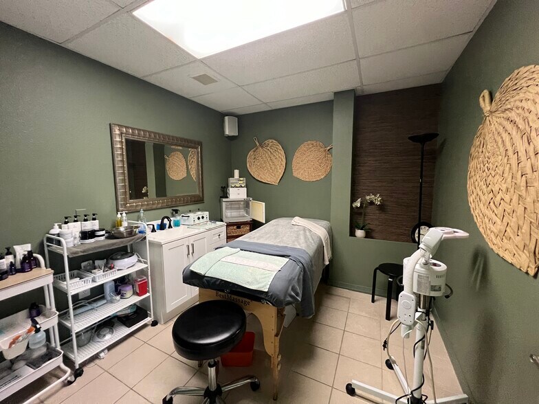 More Photos Of 2108 W Kennedy Blvd, Tampa Freestanding For Sale