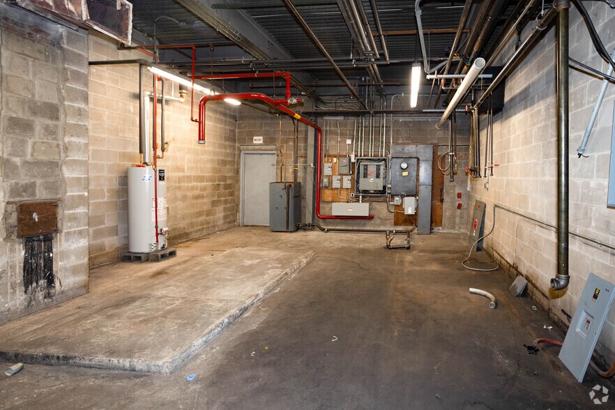 More Photos Of 11 E 2nd St, Mineola Warehouse For Lease