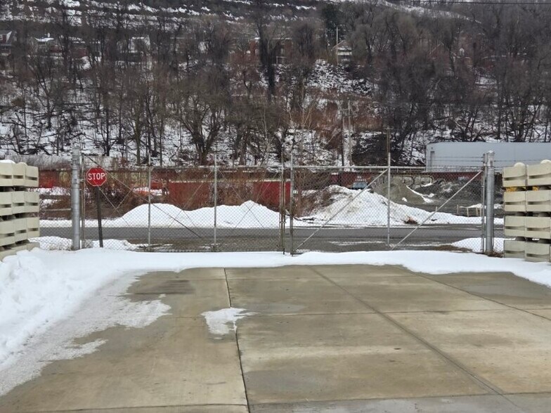 More Photos Of 445 Grantham St, Tarentum Warehouse For Lease