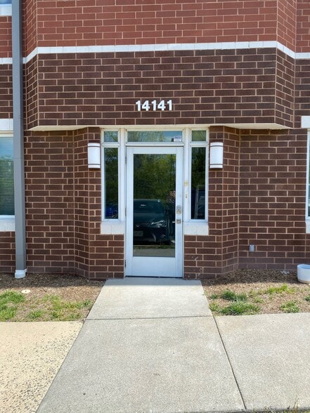 More Photos Of 14141 Robert Paris Ct, Chantilly Medical For Lease