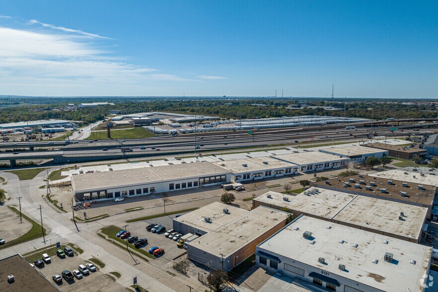 More Photos Of 3216-3308 Royalty Row, Irving Showroom For Lease