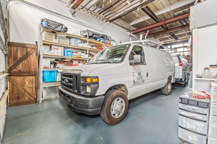 More Photos Of 75 Windsor Ave, Mineola Warehouse For Sale