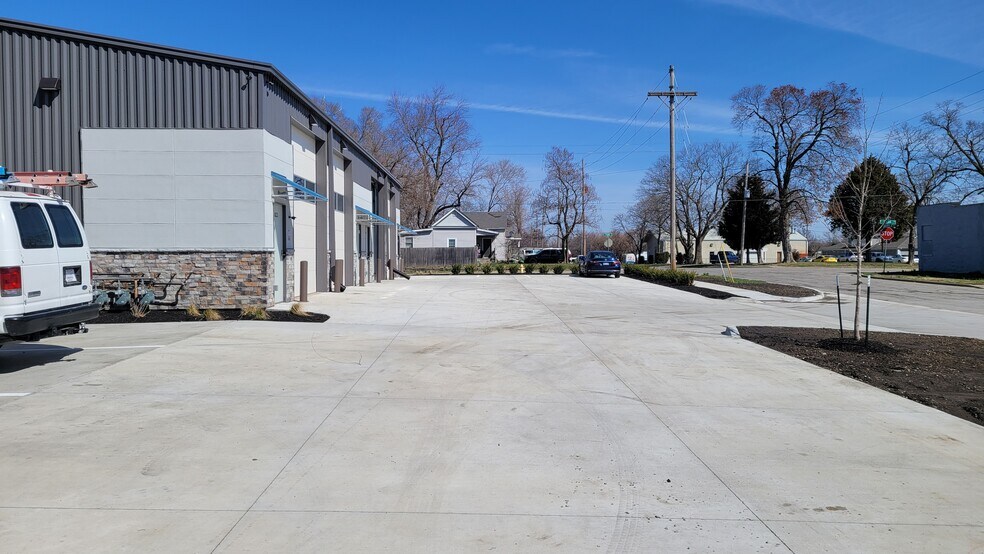 More Photos Of 821 E Park St, Olathe Warehouse For Lease