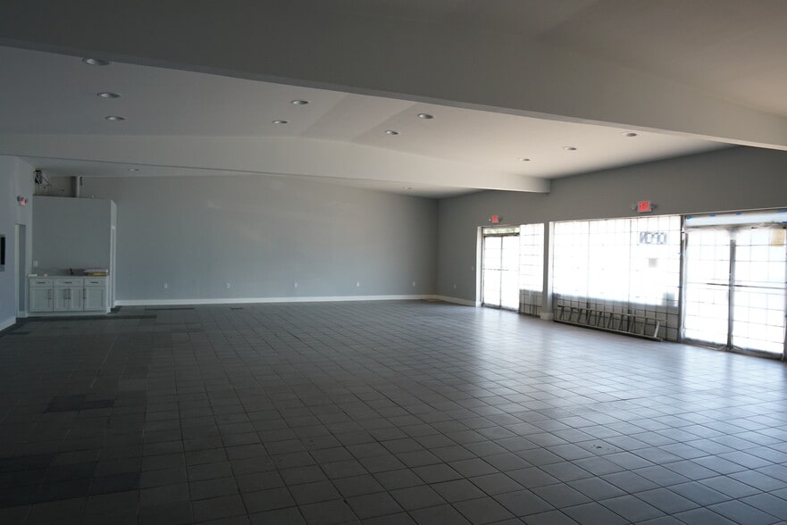 More Photos Of 4561 W Atlantic Ave, Delray Beach Convenience Store For Lease