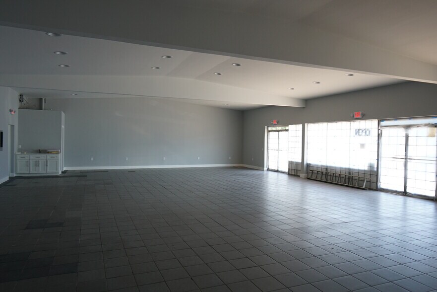 More Photos Of 4561 W Atlantic Ave, Delray Beach Convenience Store For Lease