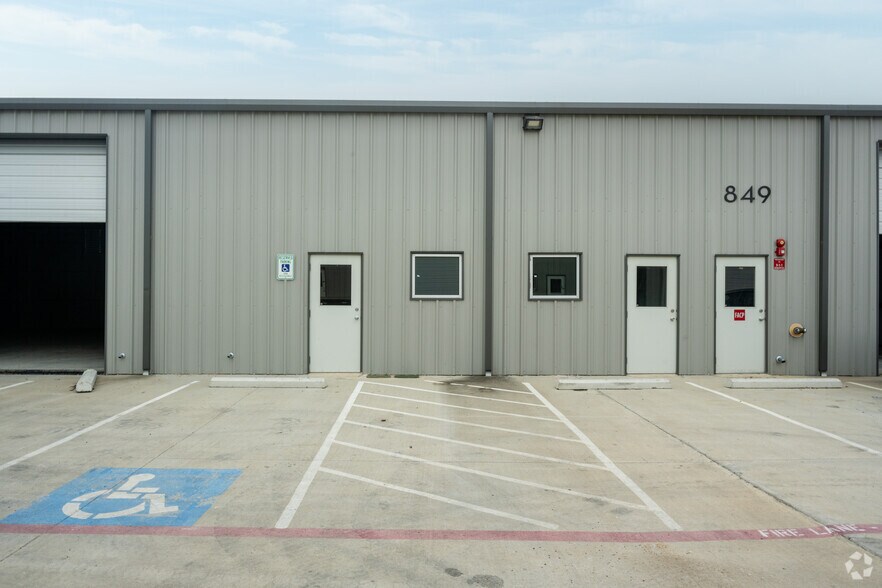 More Photos Of 901 Eight Twenty Blvd, Fort Worth Warehouse For Lease