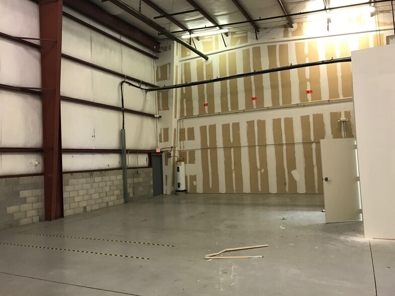 More Photos Of 9180 Boggy Creek Rd, Orlando Warehouse For Lease